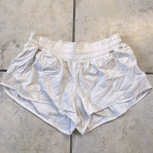 Lululemon hotty hot shorts in white 2.5 inch